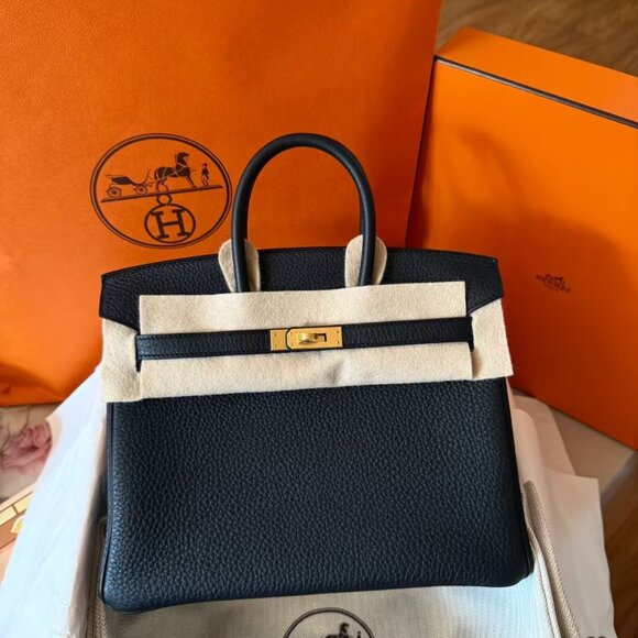 Classic Hermes Bag: A Stylish and Versatile Choice for Elegance - Picture 4 of 4